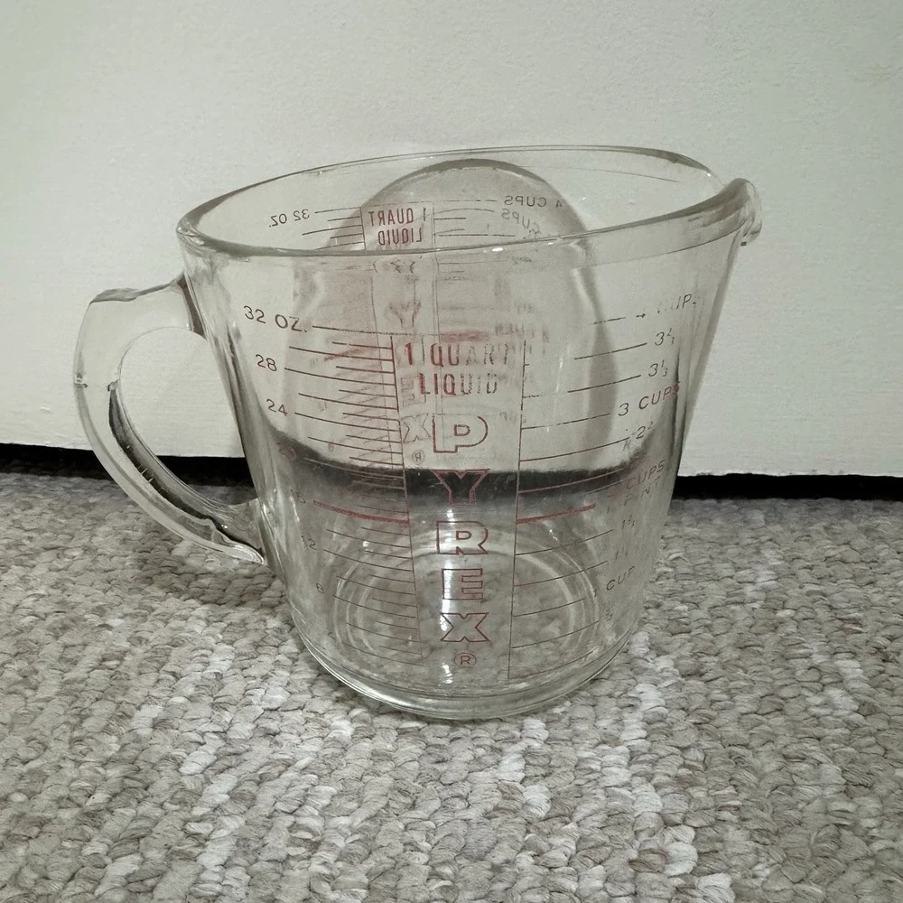 Vintage PYREX 1 Quart/4 Cup Measuring Cup with Red Lettering #532 D Handle USA